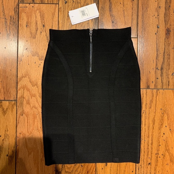 GUESS Mini Skirt BRAND NEW - Picture 2 of 2